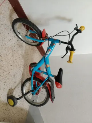 Bicicleta infantil azul con ruedines