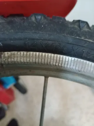 Bicicleta infantil azul con ruedines