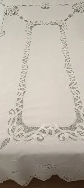 Preciosa Mantelería blanca con encaje y bordados