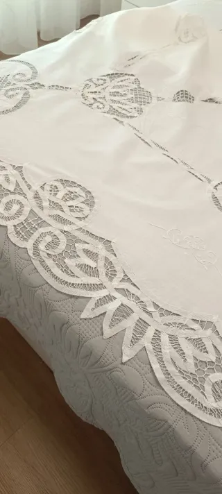 Preciosa Mantelería blanca con encaje y bordados