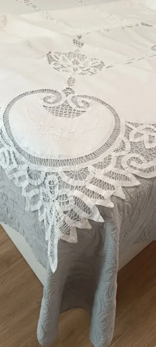 Preciosa Mantelería blanca con encaje y bordados