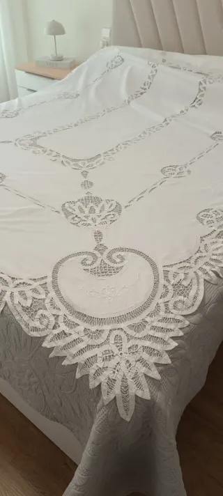Preciosa Mantelería blanca con encaje y bordados