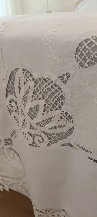 Preciosa Mantelería blanca con encaje y bordados