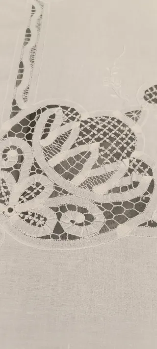 Preciosa Mantelería blanca con encaje y bordados