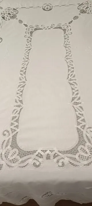Preciosa Mantelería blanca con encaje y bordados