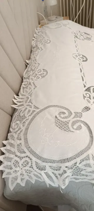 Preciosa Mantelería blanca con encaje y bordados
