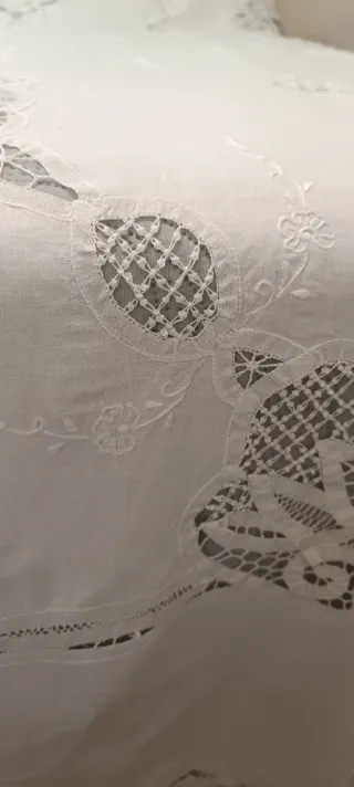 Preciosa Mantelería blanca con encaje y bordados
