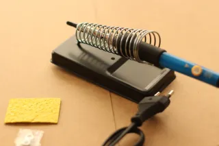 Soporte para soldador eléctrico.