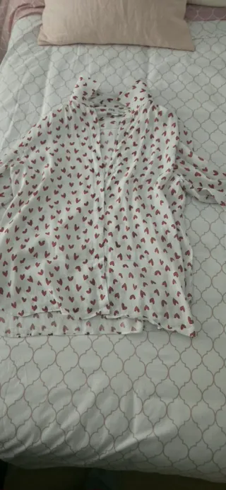 Camisa blanca con corazones rojos