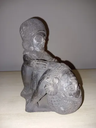 Figura cerámica negra artesanal