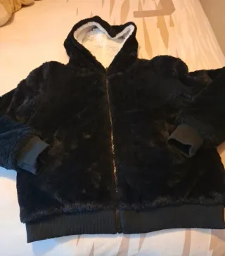 Cazadora negra con capucha de pelo