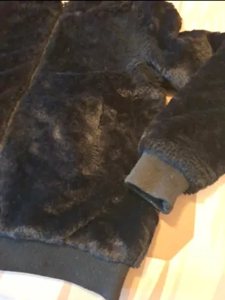 Cazadora negra con capucha de pelo