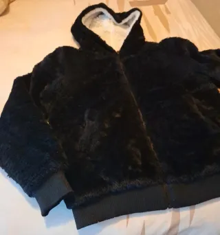 Cazadora negra con capucha de pelo