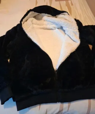 Cazadora negra con capucha de pelo