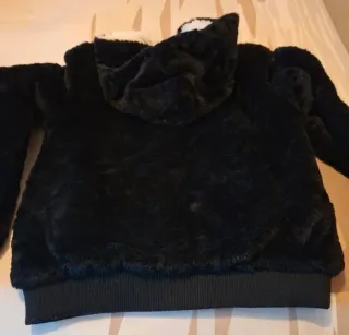 Cazadora negra con capucha de pelo