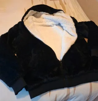 Cazadora negra con capucha de pelo