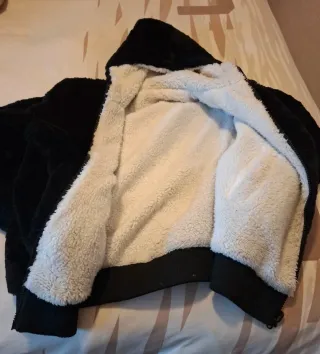 Cazadora negra con capucha de pelo