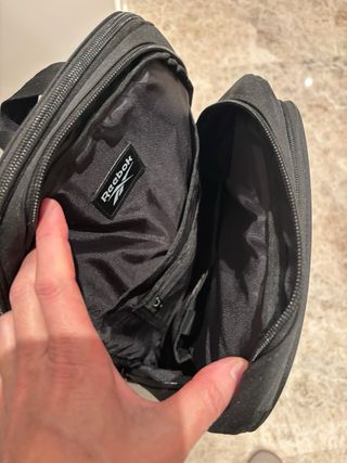 Mochila Reebok Negra con Bolsillos