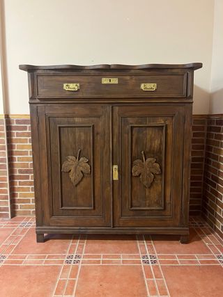 Mueble de madera con cajón y puertas