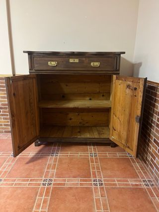 Mueble de madera con cajón y puertas