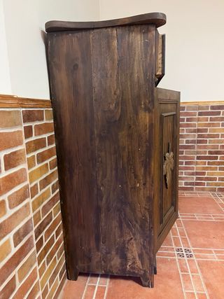 Mueble de madera con cajón y puertas