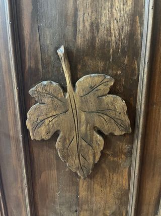 Mueble de madera con cajón y puertas