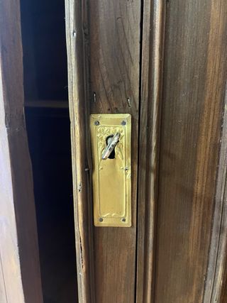 Mueble de madera con cajón y puertas