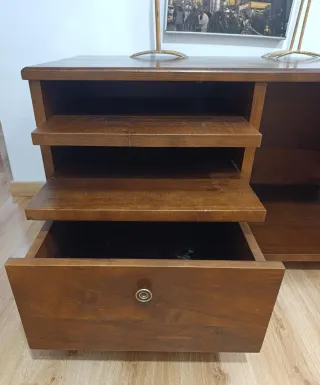 Mueble de madera con ruedas
