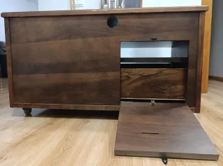 Mueble de madera con ruedas