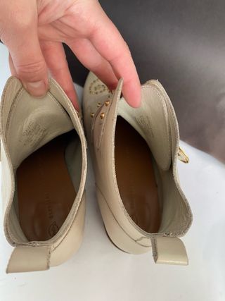 Botines de Piel Blancos con Tachuelas Doradas