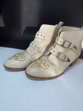 Botines de Piel Blancos con Tachuelas Doradas