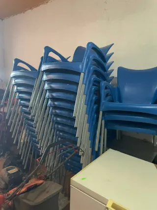 Sillas de plástico apilables azules 32