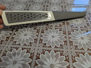 Grattugia multiuso in metallo e plastica