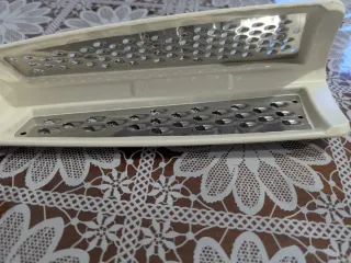 Grattugia multiuso in metallo e plastica