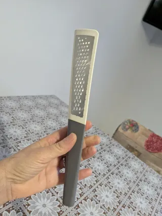 Grattugia multiuso in metallo e plastica