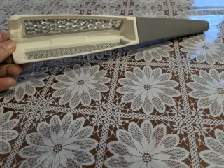 Grattugia multiuso in metallo e plastica