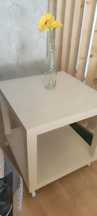 Mesa auxiliar de madera con ruedas