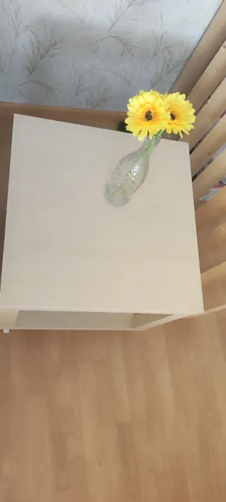 Mesa auxiliar de madera con ruedas