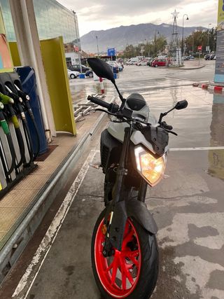Yamaha MT-125 Naked Blanca y Roja