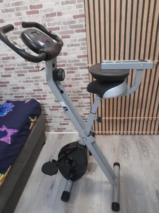 Bicicleta estática con respaldo