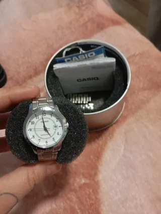 Reloj Casio Mujer Plata y Blanco
