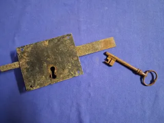 Llave y cerradura antigua.