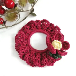 Accessorio capelli all’uncinetto “Rosa di Natale”