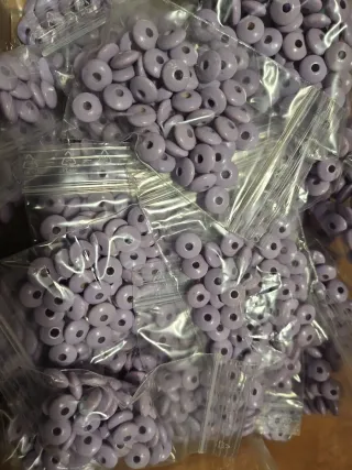 500 Lentejitas de madera lilas