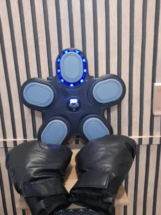 Máquina de Boxeo con Guantes Negros