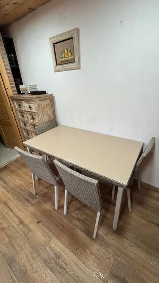 Mesa de jardín con 4 sillas