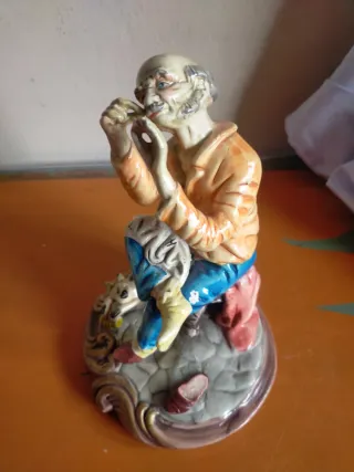 Figura cerámica hombre sentado