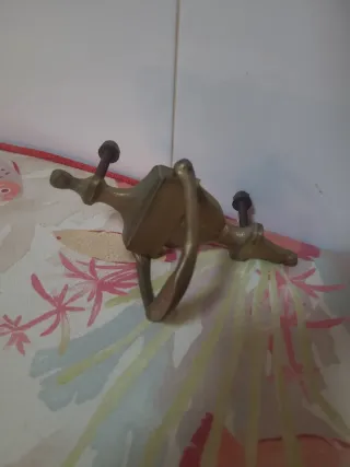 Aldaba de latón antigua para grabar inscripción