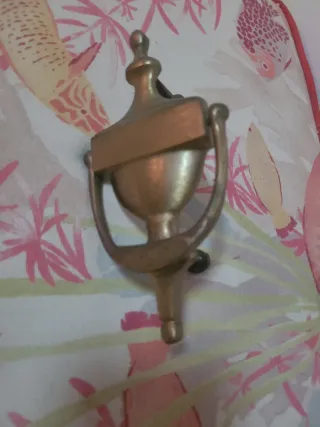 Aldaba de latón antigua para grabar inscripción