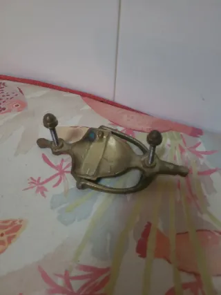 Aldaba de latón antigua para grabar inscripción